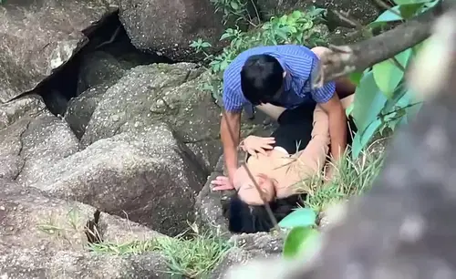 Đi du lịch với công ty mà em đồng nghiệp lén lút chịch bên bờ suối - VLXX.AS