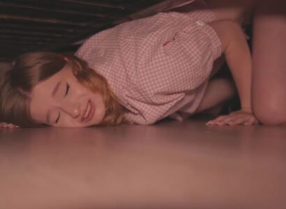 Chịch nát lồn chị kế đang mắc kệt dưới gầm giường - VLXX.AS