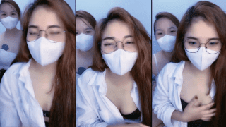 Hai em teen mới lớn livestream show hàng cực phê Part 1